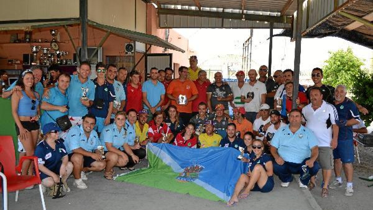 Jugadores y concejal de Deportes de Viator, al final.