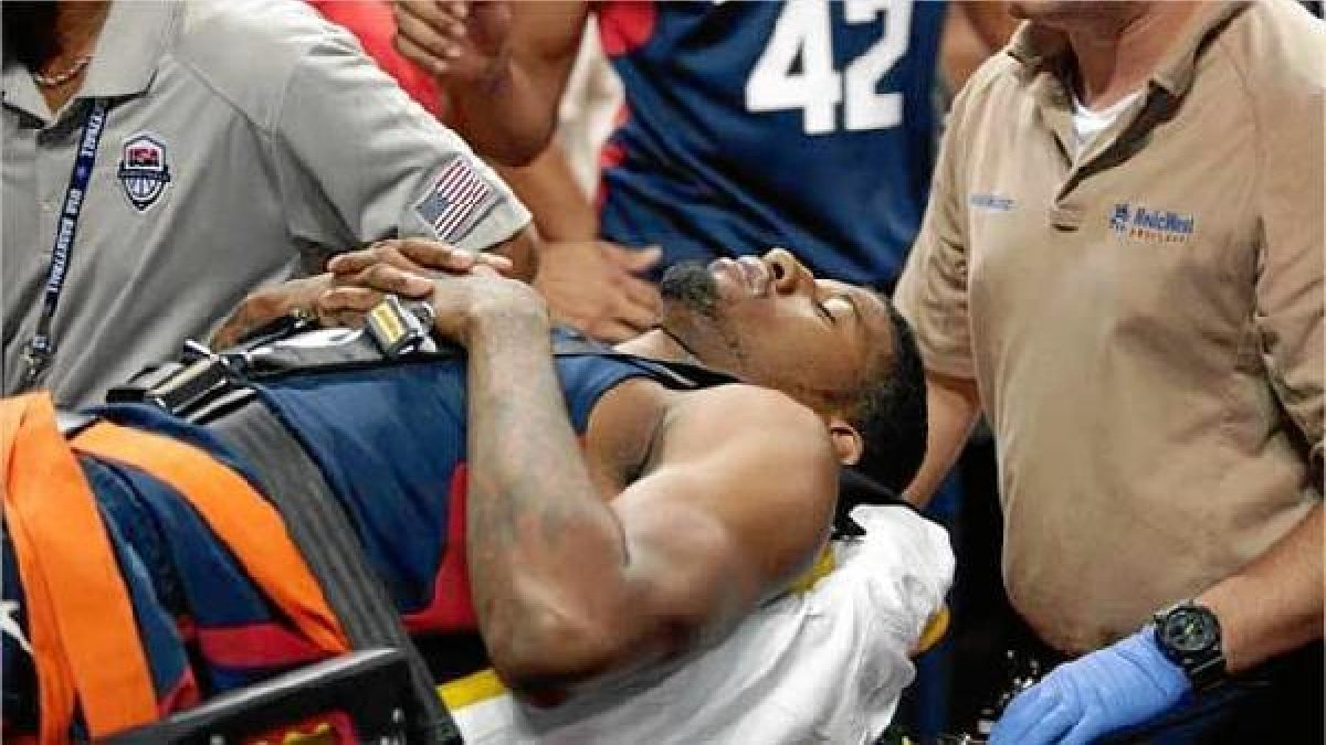 El jugador salió en camilla de la pista.