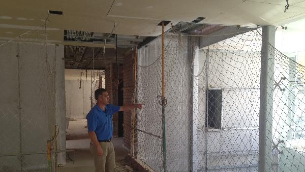 El alcalde de Olula en el interior del edificio a medio acabar