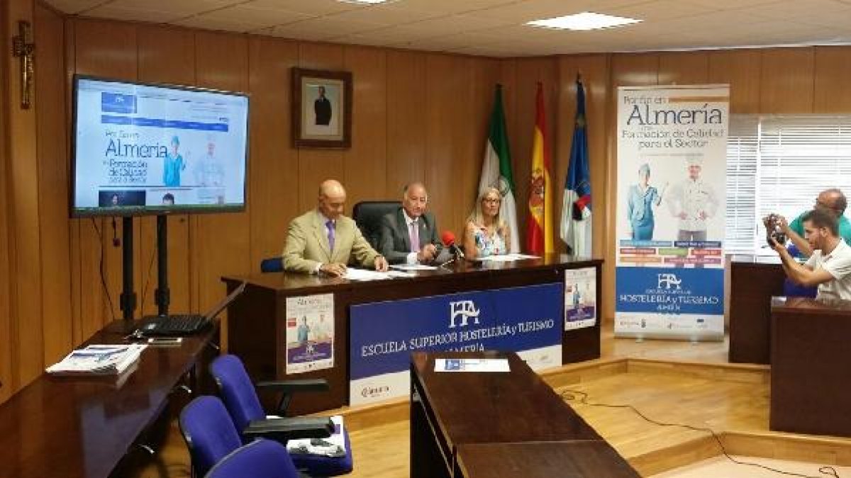 El presidente de la Cámara, el alcalde de Roquetas y la concejal Francisca Toresano.