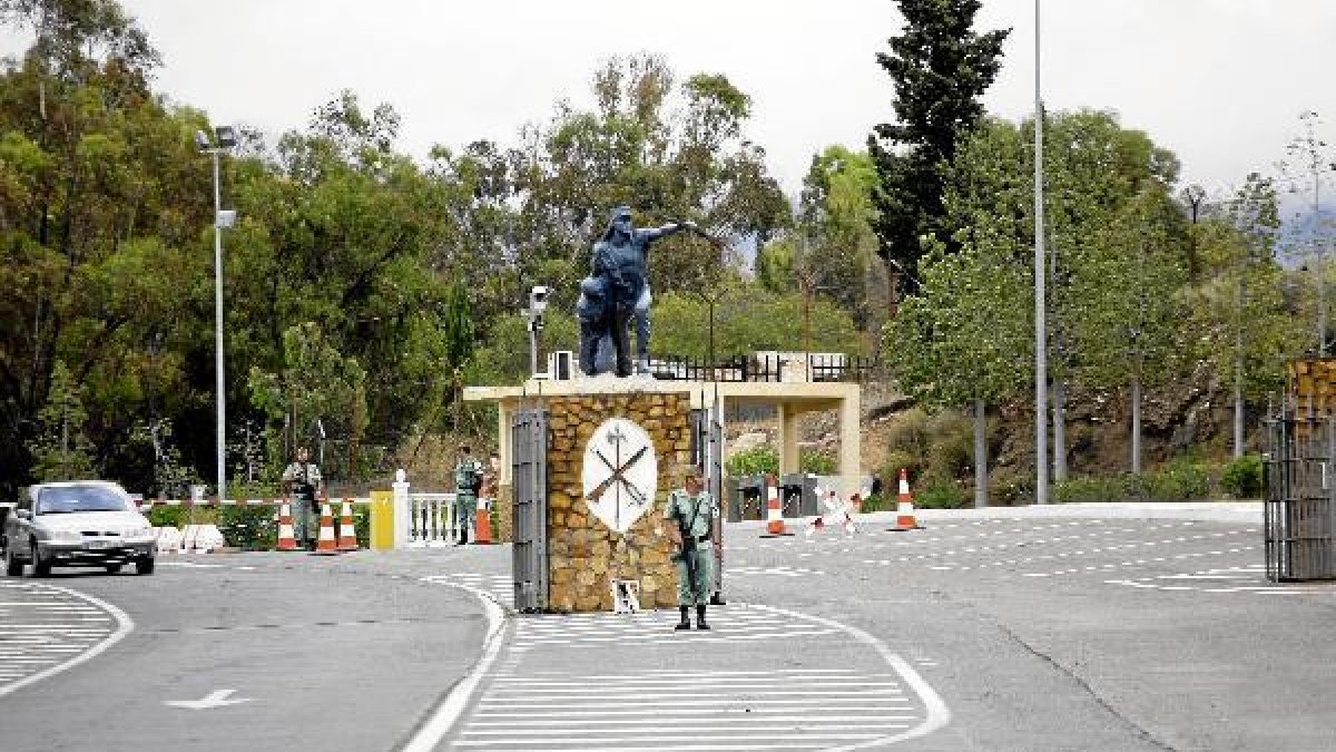 Acceso a la base militar de Viator