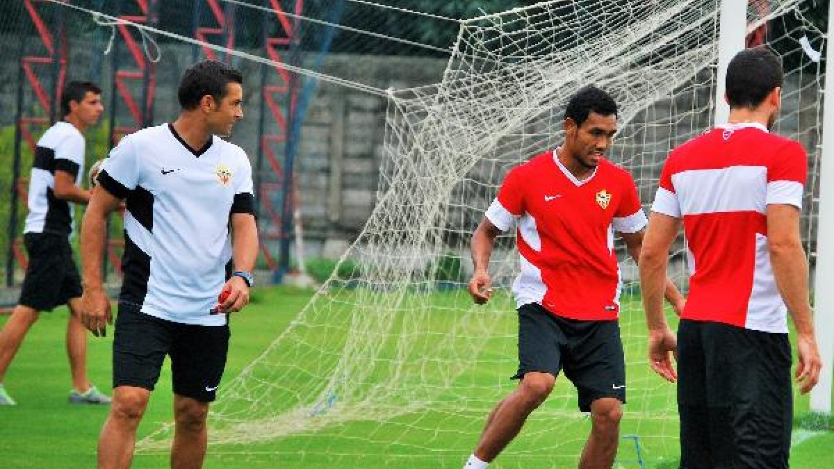 Francisco, pendiente de Teerasil.