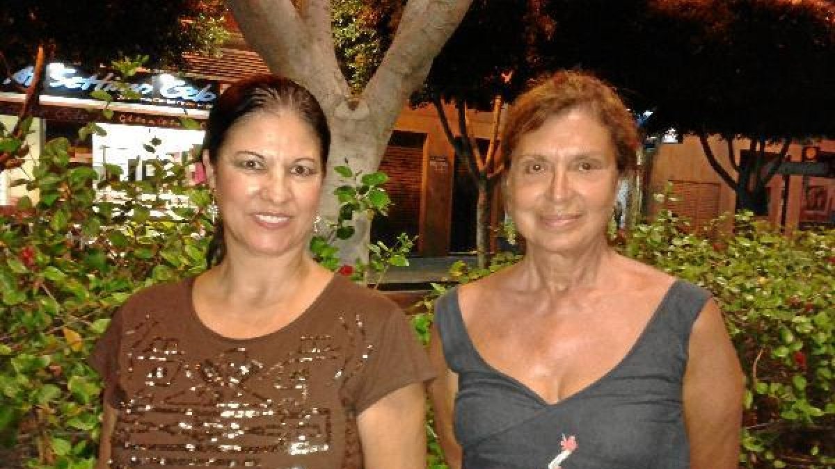 La cooperante Teresa López Zea (derecha) junto a su amiga, Lola Ruiz Miralles (izquierda).