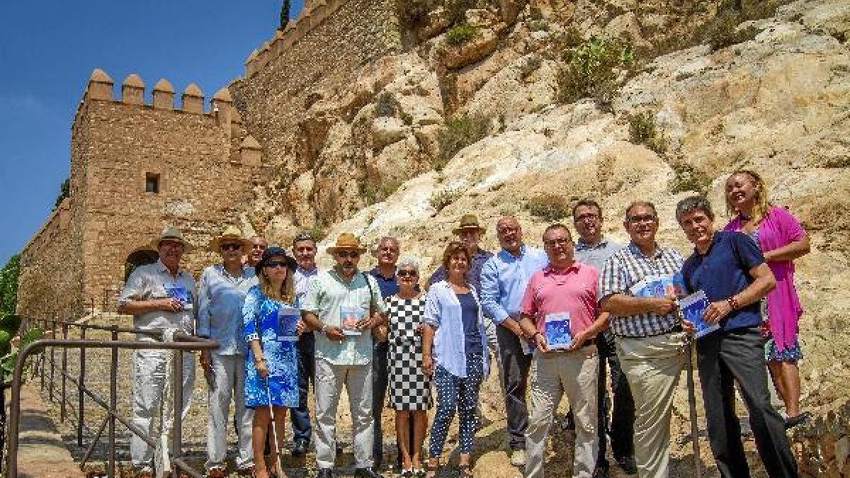 Buena parte de los dieciséis escritores y representantes de LA VOZ y Arráez en la Alcazaba.