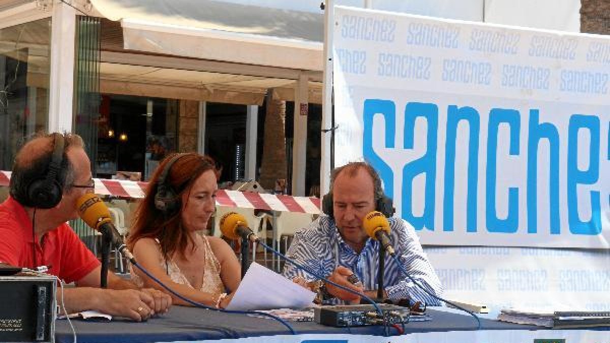 El alcalde, Luis Rogelio Rodríguez-Comendador visita Cadena SER en la playa.