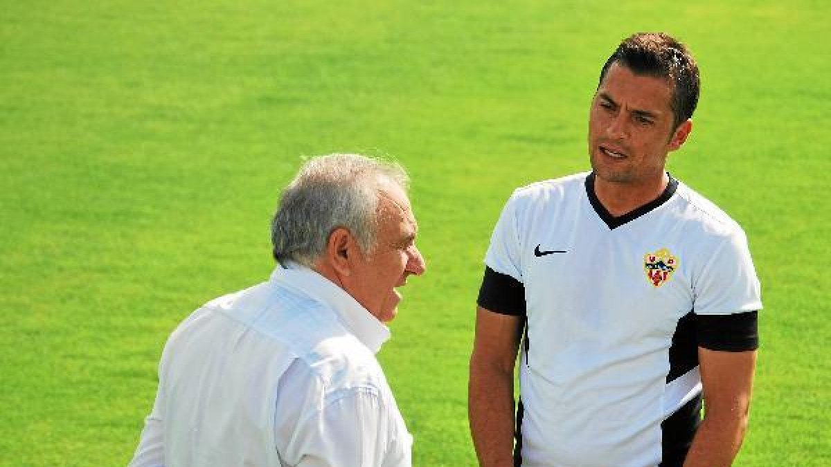 Francisco, hablando con Alfonso García.