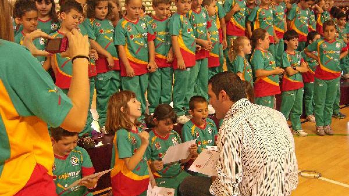 Concejal de Deportes con jugadores de las Escuelas.