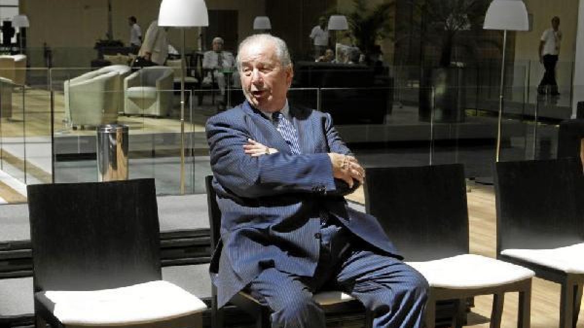 Julio Grondona llega de luto el fútbol argentino.