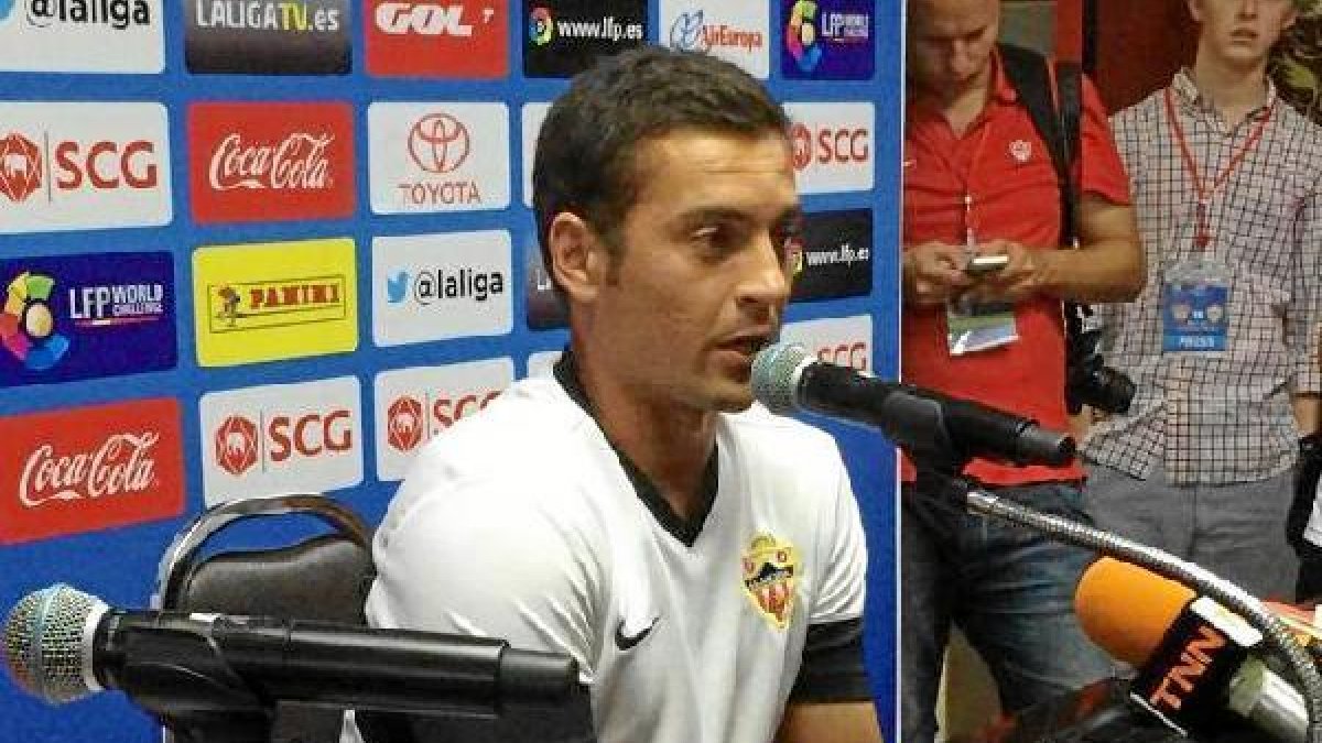 Francisco atendiendo a la prensa en Tailandia.