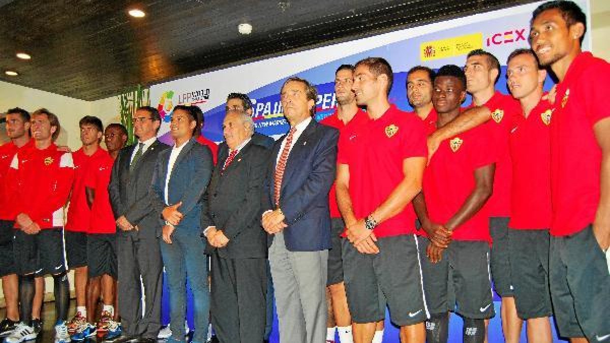 Foto de familia en el acto.