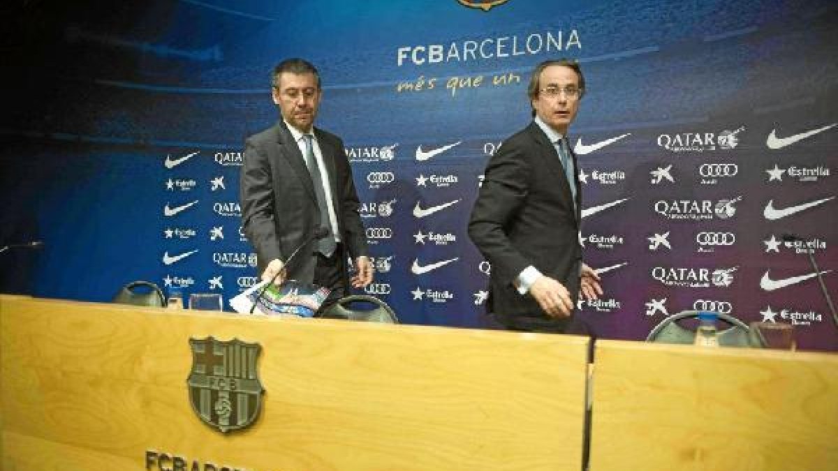 Bartomeu y Faus abandonan la sala de prensa del Camp Nou.
