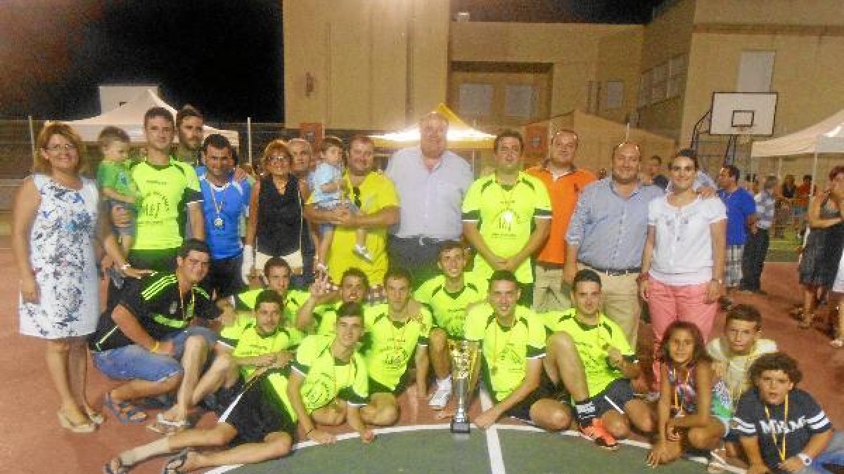 Los campeones posan felices con su alcalde.