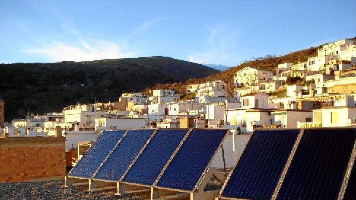 Placas solares sobre una vivienda en la provincia