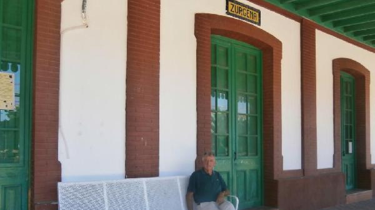 Luis García posa en la rehabilitada estación de la Renfe de Zurgena, donde ejerció.
