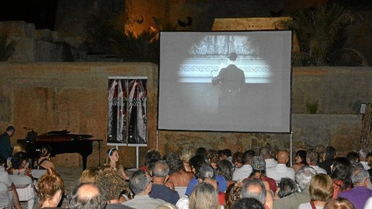 El piano de Casas acompañó la proyección de cine mudo.e;clip:re