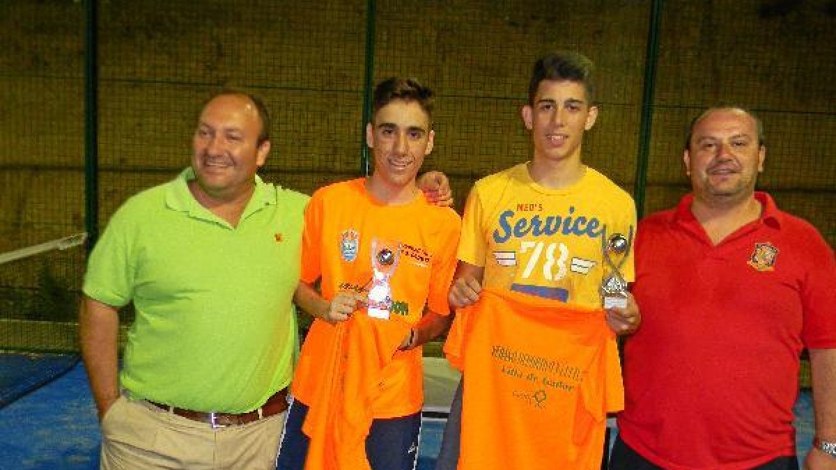 La pareja campeona y los concejales del Ayuntamiento de Gádor.