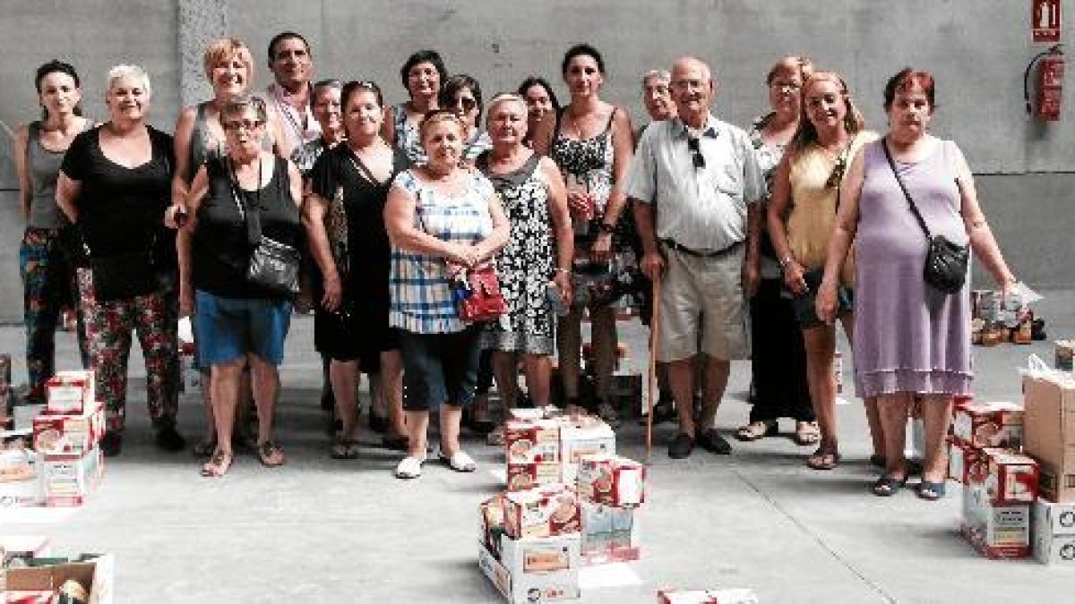 La alcaldesa, las concejales y los voluntarios tras la preparación de los lotes de alimentos en Viat