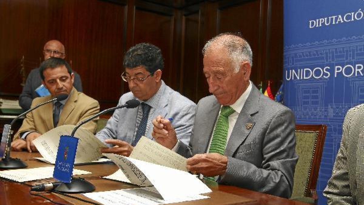 Reunión entre Diego Valderas y Gabriel Amat el pasado siete de julio.tyle>.apqj{position:a