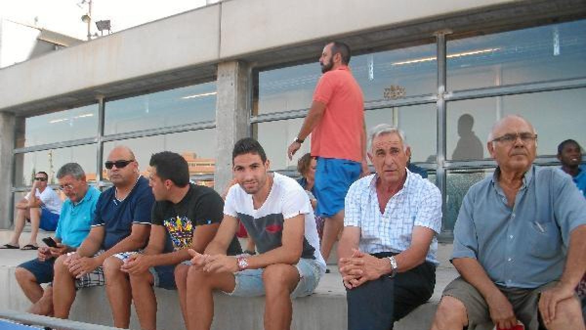Antonio Puertas junto a su padre viendo jugar al filial del Almería.tyle>.apqj{position:ab