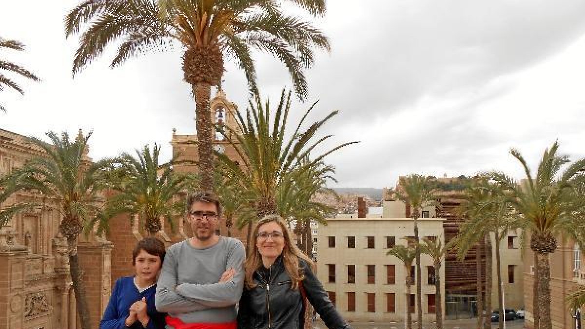 En la terraza los hermanos Fornieles y el hijo de uno de ellos. tyle>.apqj{position:absolu