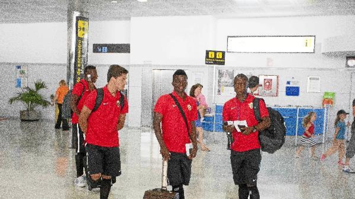 Ramón Azeez en el Aeropuerto de Almería antes de partir hacia Tailandia.tyle>.apqj{positio