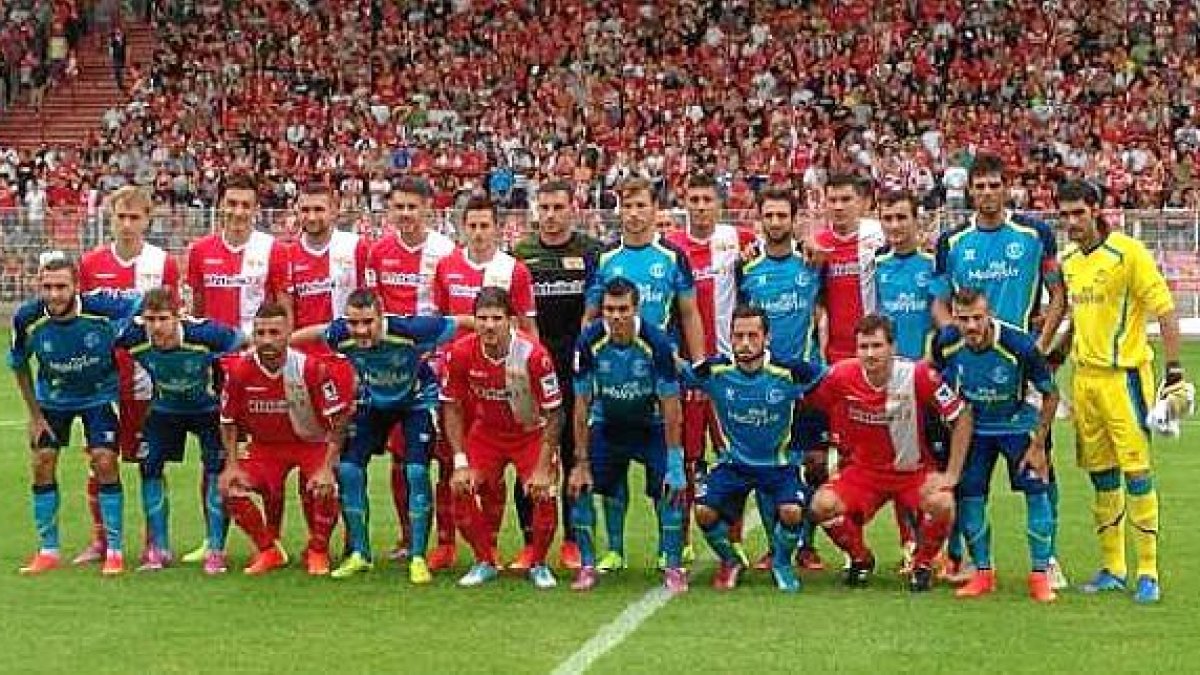 Los dos equipos posaron juntos antes de comenzar el partido.e;c