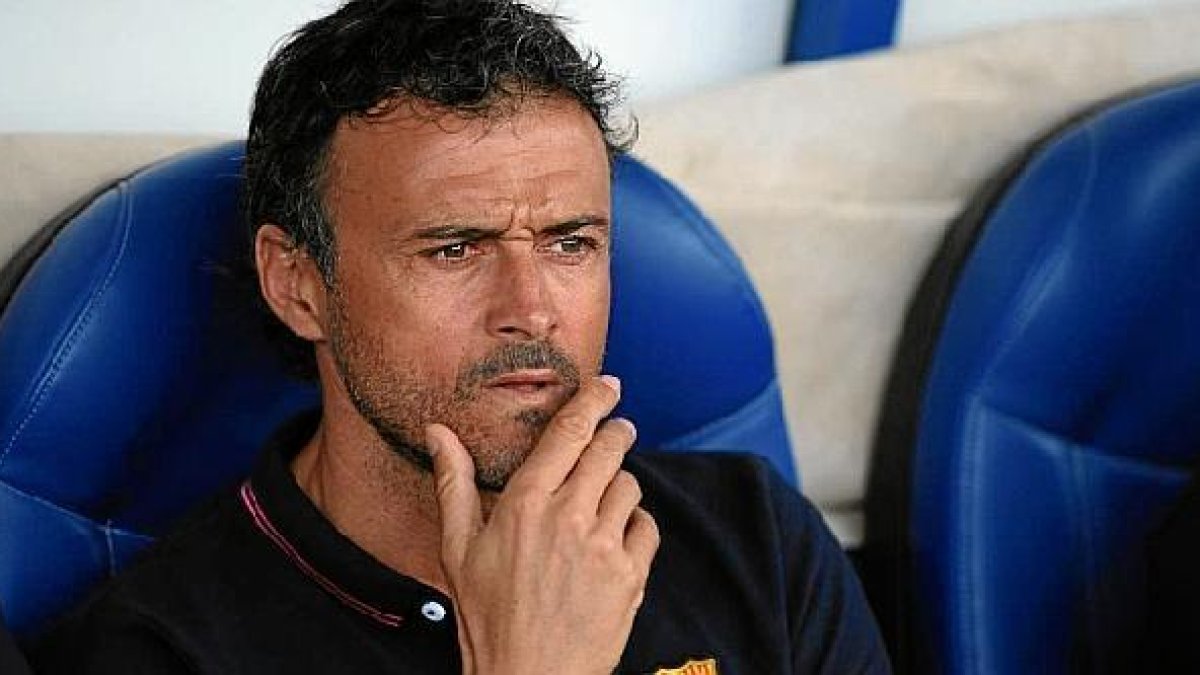 Luis Enrique en el banquillo del Nuevo Colombino.e;clip:rect(46