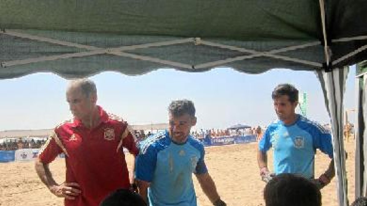 El meta almeriense Dona dando instrucciones a sus compañeros.e;