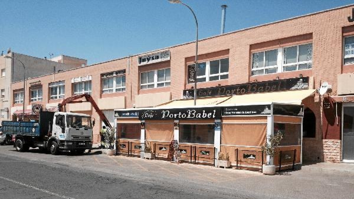 Imagen de un camión bombeando el agua residual que provoca los malos olores olores alrededor de la c