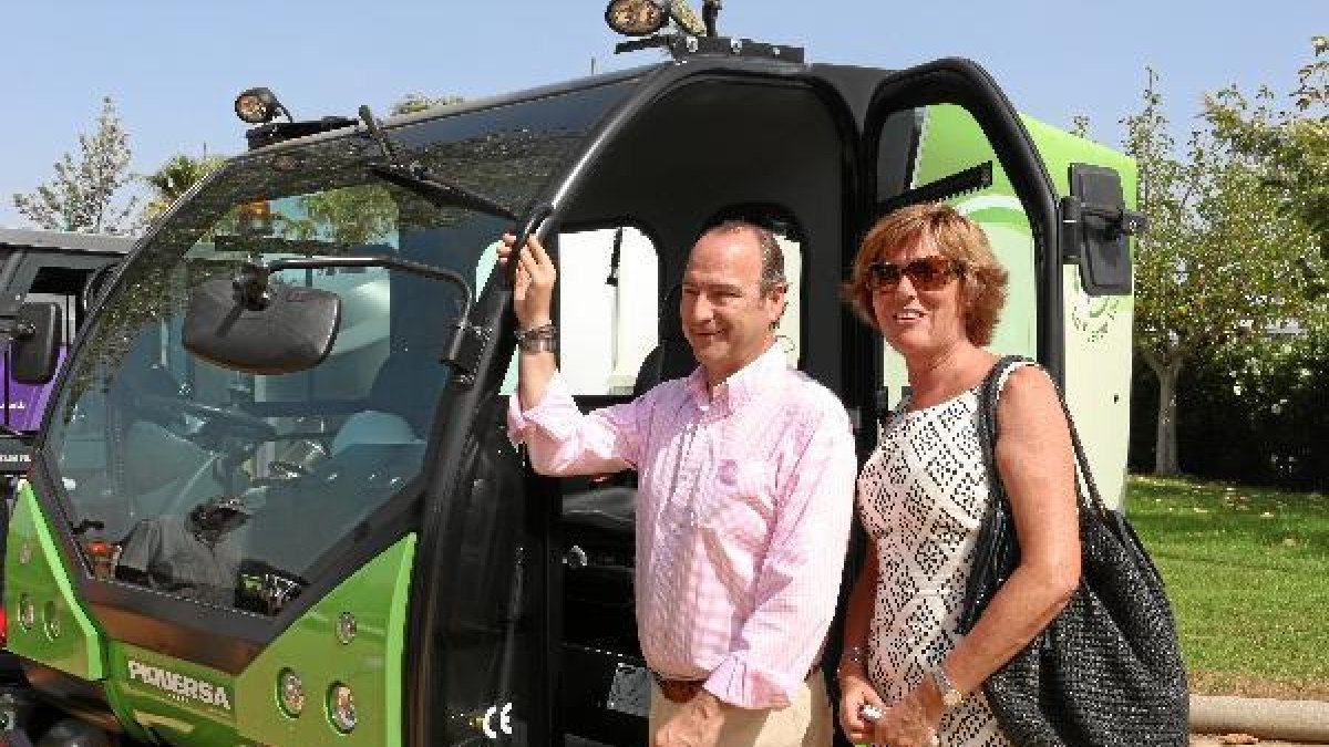 Inmaculada Piquer, Gerente de la empresa junto al alcalde de Almería.tyle>.apqj{position:a