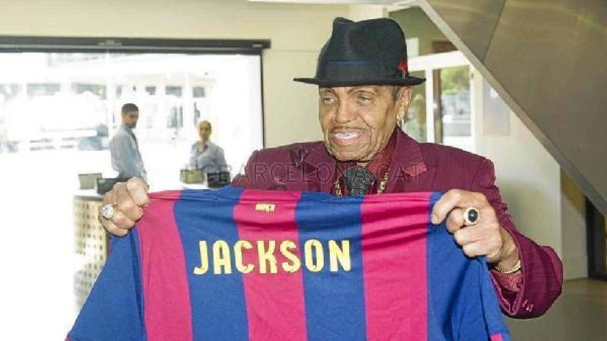 El padre de la estrella americana posa con una camiseta dedicada.tyle>.apqj{position:absol