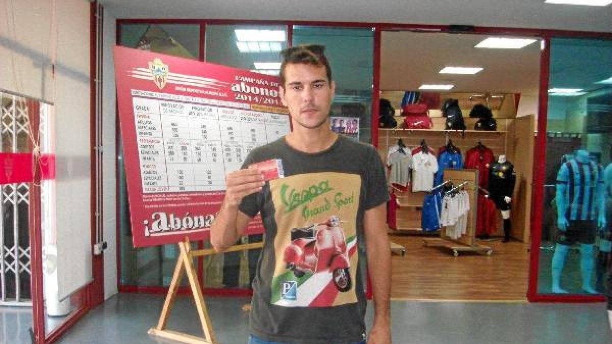 Uno de los últimos en renovar el abono posa feliz.e;clip:rect(4