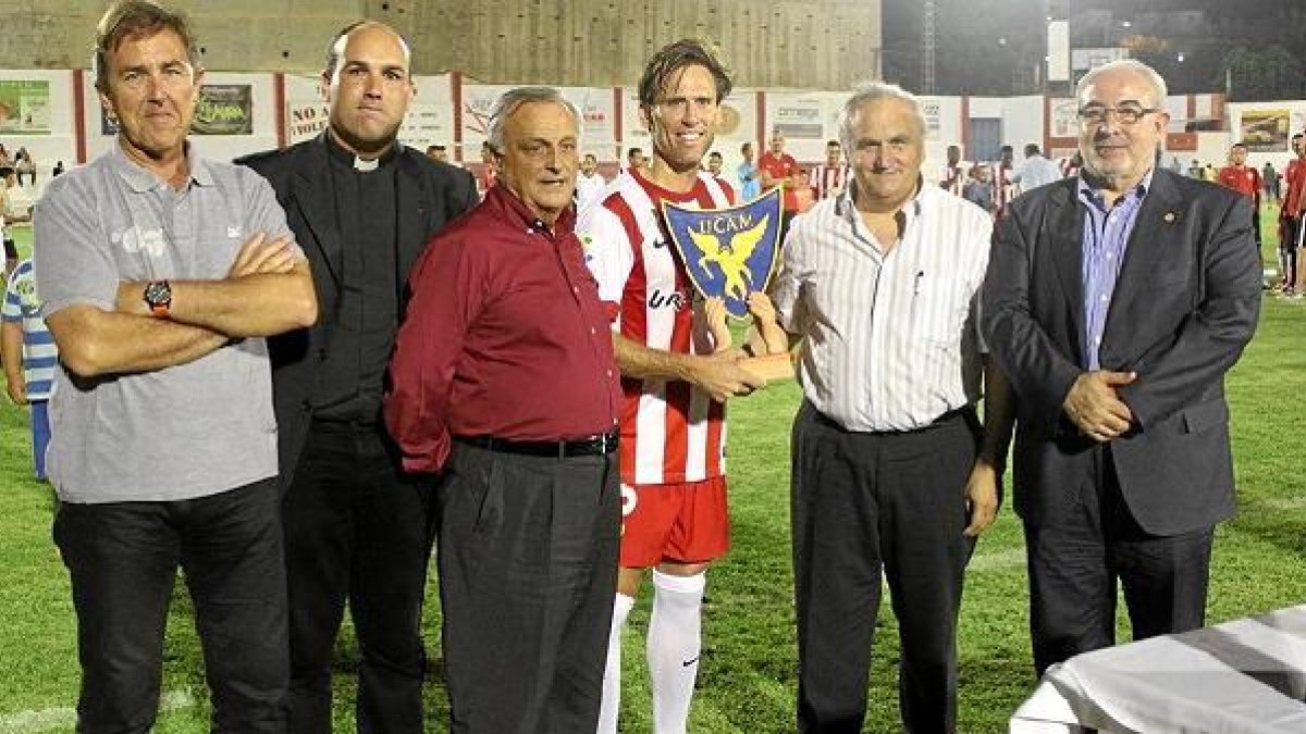 Miguel Ángel Corona junto a su presidente, Ricardo Martínez y responsables del UCAM.tyle>.