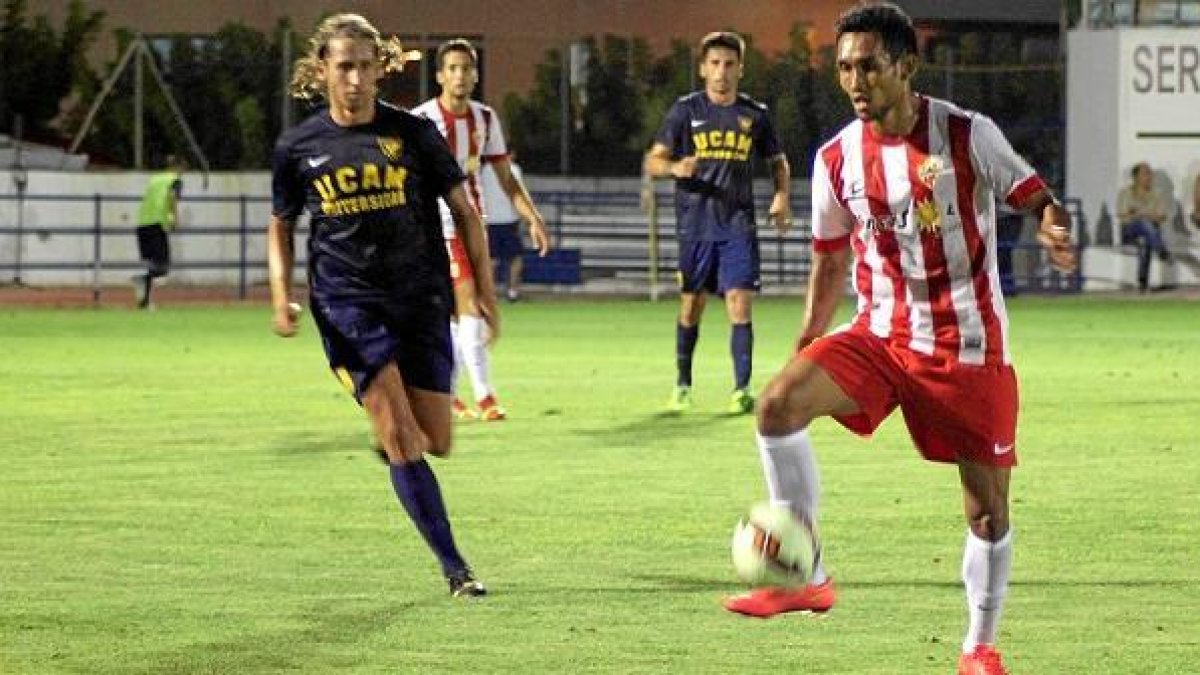 El jugador rojiblanco encara al meta del UCAM Murcia.e;clip:rec