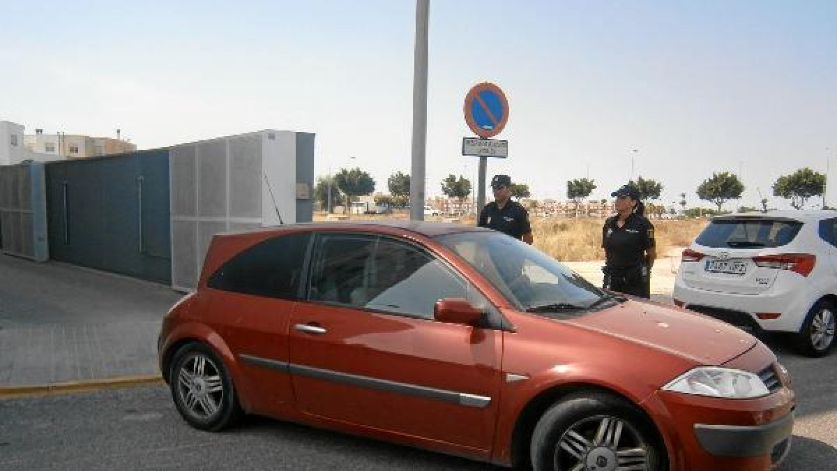 El coche del alcaldeo,469px);}