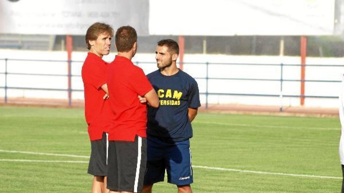 Nono charlando con los que eran sus compañeros.