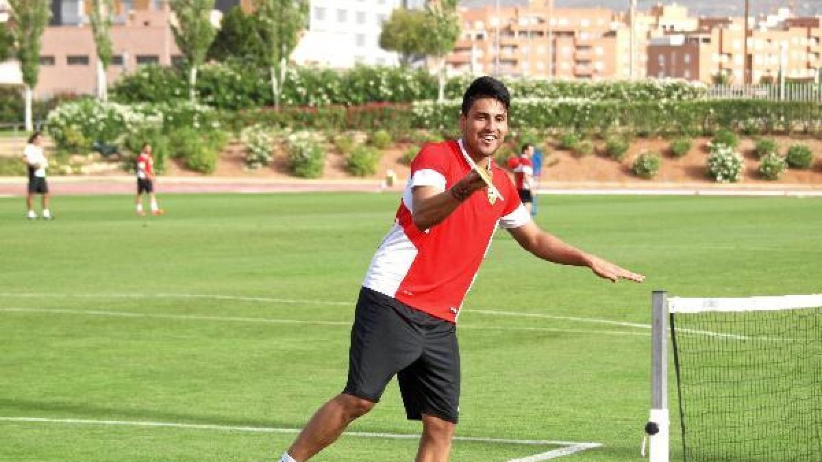 Mauro dos Santos, jugando a las palas.x,auto,au