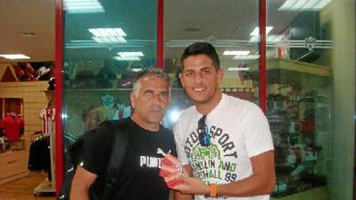 Pepe Morales con un joven aficionado.