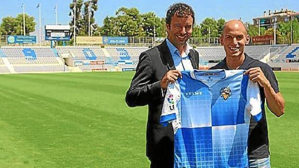 El jugador posa feliz en la Nova Creu Alta.x,au