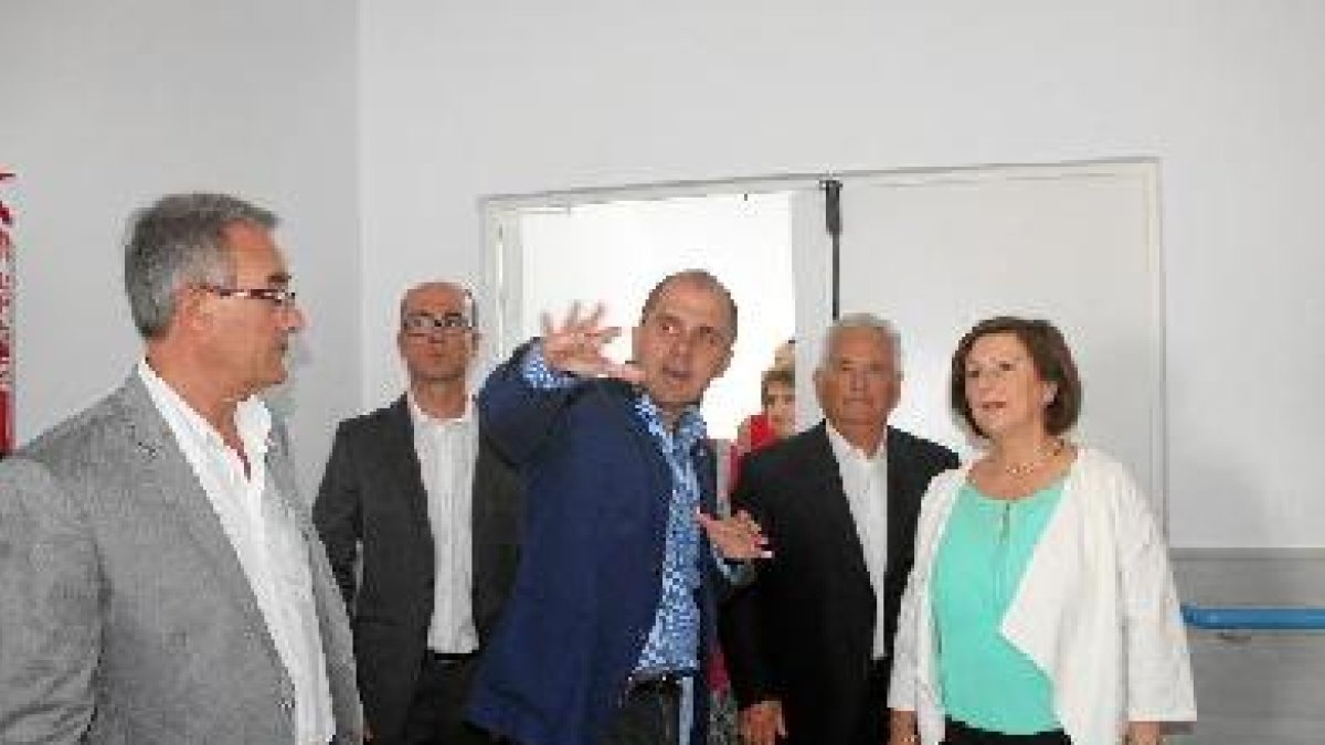 La consejera, atenta a las explicaciones durante la visita.e;cl