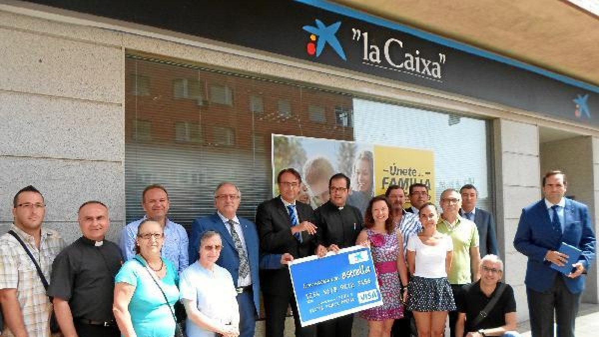 Los responsables territoriales de ‘la Caixa’ con los representantes de los comedores sociales de est