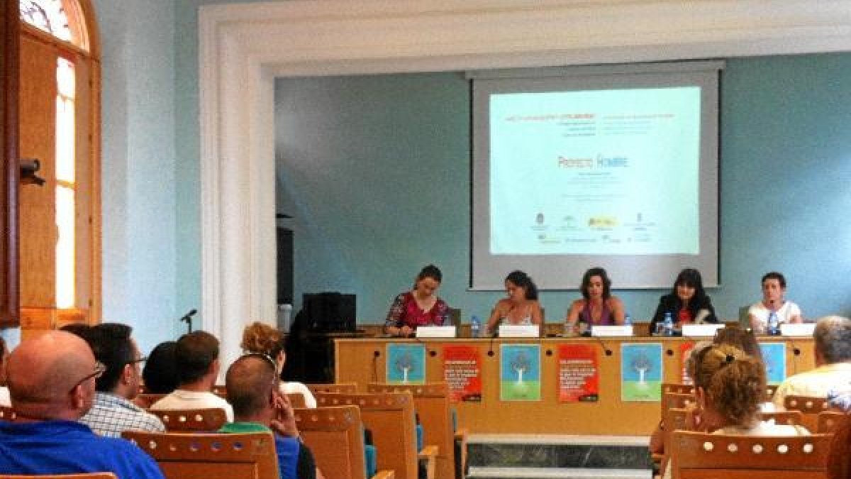 Presentación de la memoria de Proyecto Hombre en la sede de la UNED ayer. tyle>.apqj{posit