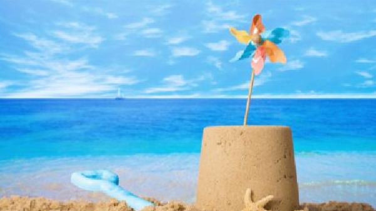 Arena ,cubos y palas, materiales básicos para realizar un castillo de arenatyle>.apqj{posi