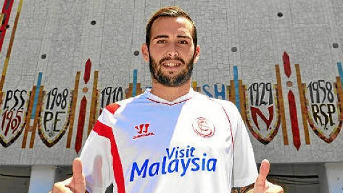Aleix Vidal con la elástica del Sevilla.x,auto,