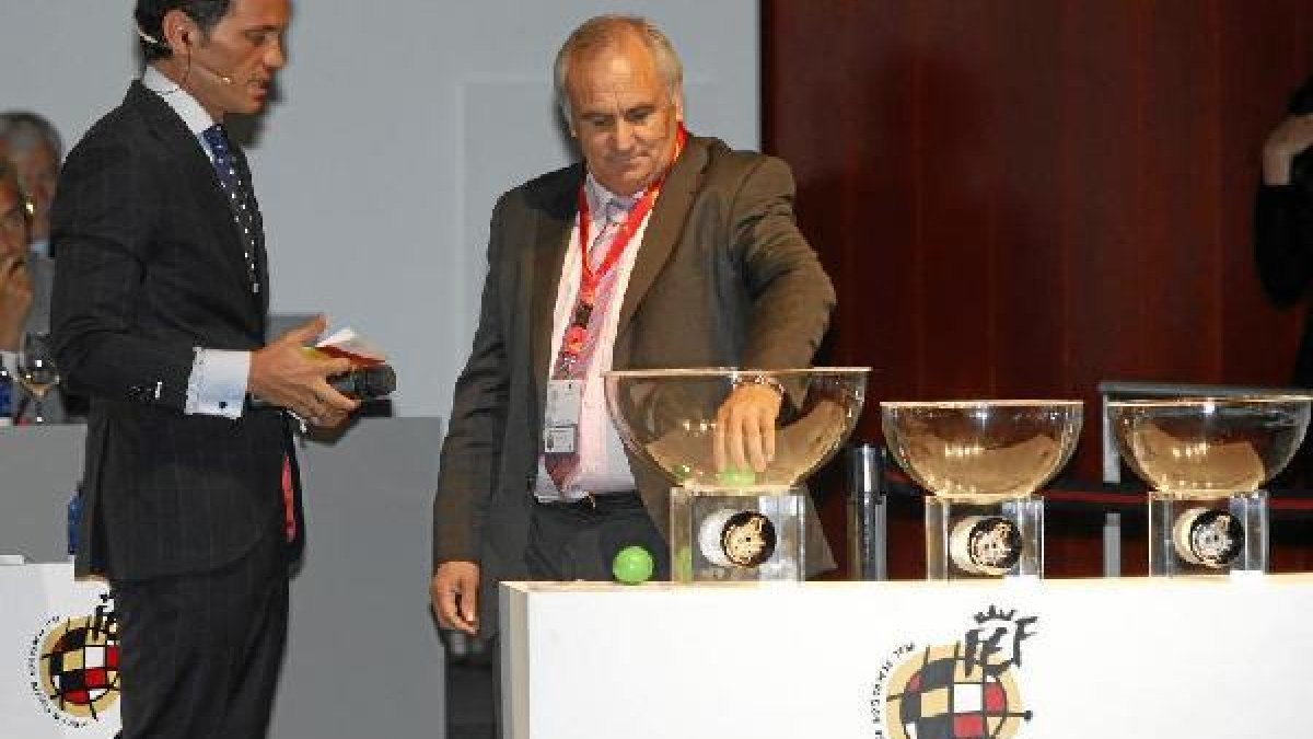 Alfonso García sacando una bola la pasada edición del calendario.tyle>.apqj{position:absol