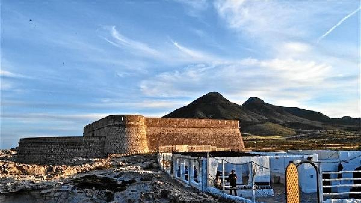Exterior  del Chamán con el castillo de San Felipe al fondo.e;c