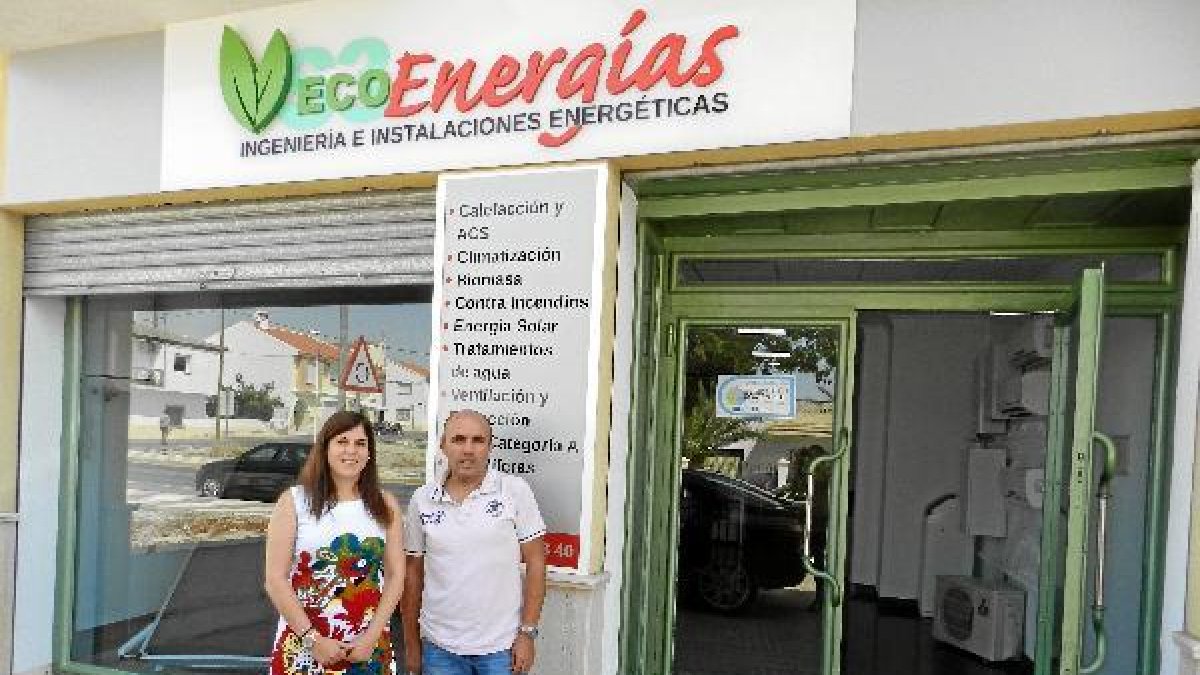 La concejala de Fomento del Empleo con un nuevo emprendedor.e;c