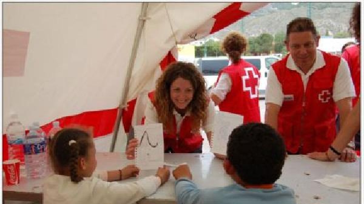 Psicólogos de Cruz Roja realizando actividades de apoyo psicosocial con niños y niñastyle>