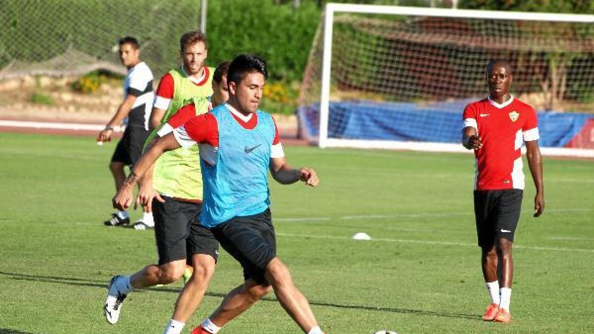 Mauro, presionado por Mané en los ejercicios de posesión.e;clip