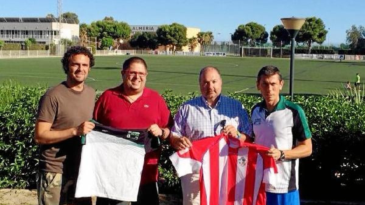 Las dos directivas posan con las camisetas.x,au
